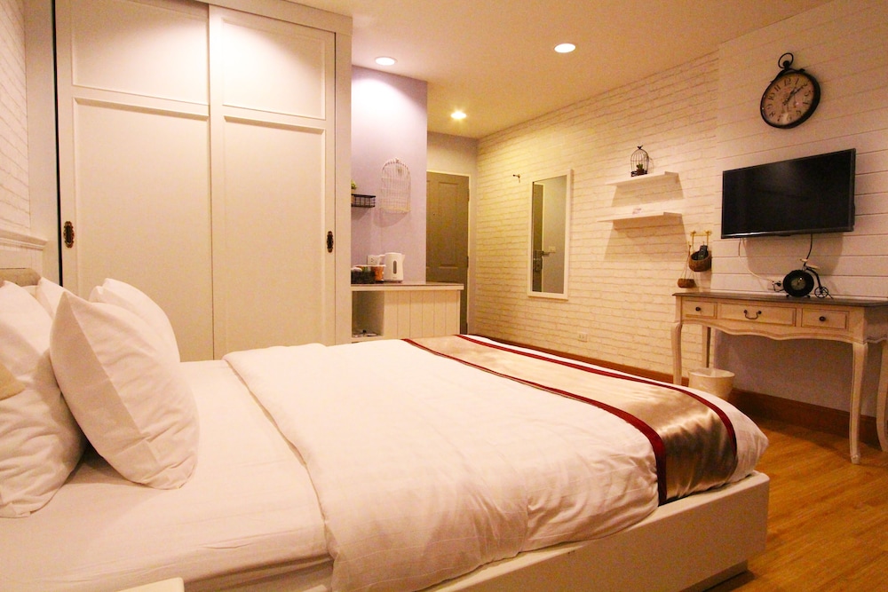 AT RESIDENCE SUVARNABHUMI 28/74