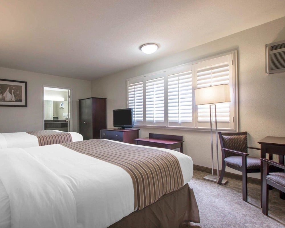 Rodeway Inn Convention Center 6/32
