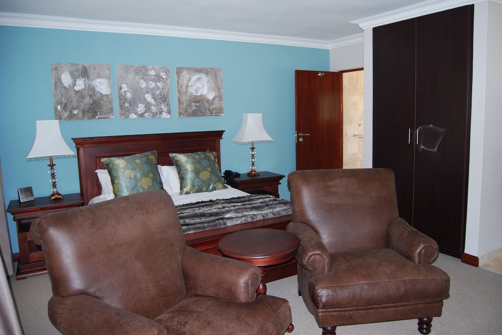 Sunninghill Guest Lodge 24/36