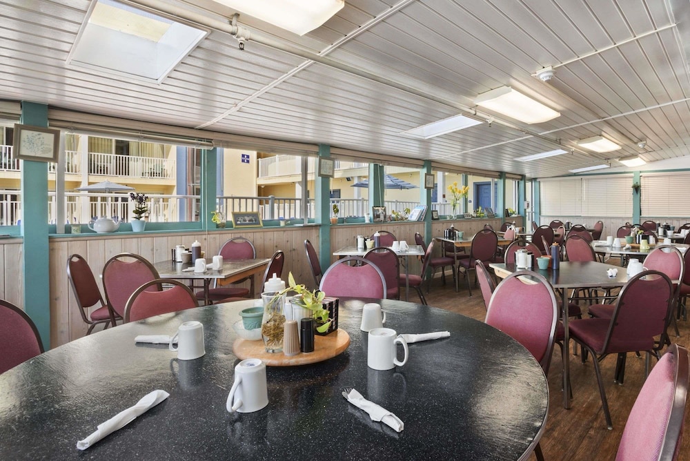 Howard Johnson By Wyndham Ocean City Oceanfront 32/50