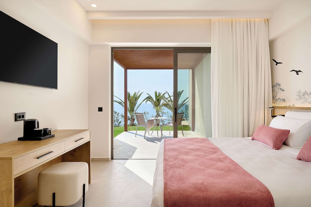 بنغل عائلي بانورامي بسرير كينج بإطلالة على البحر مع أريكة، Iberostar Waves Creta Panorama & Mare 2/5