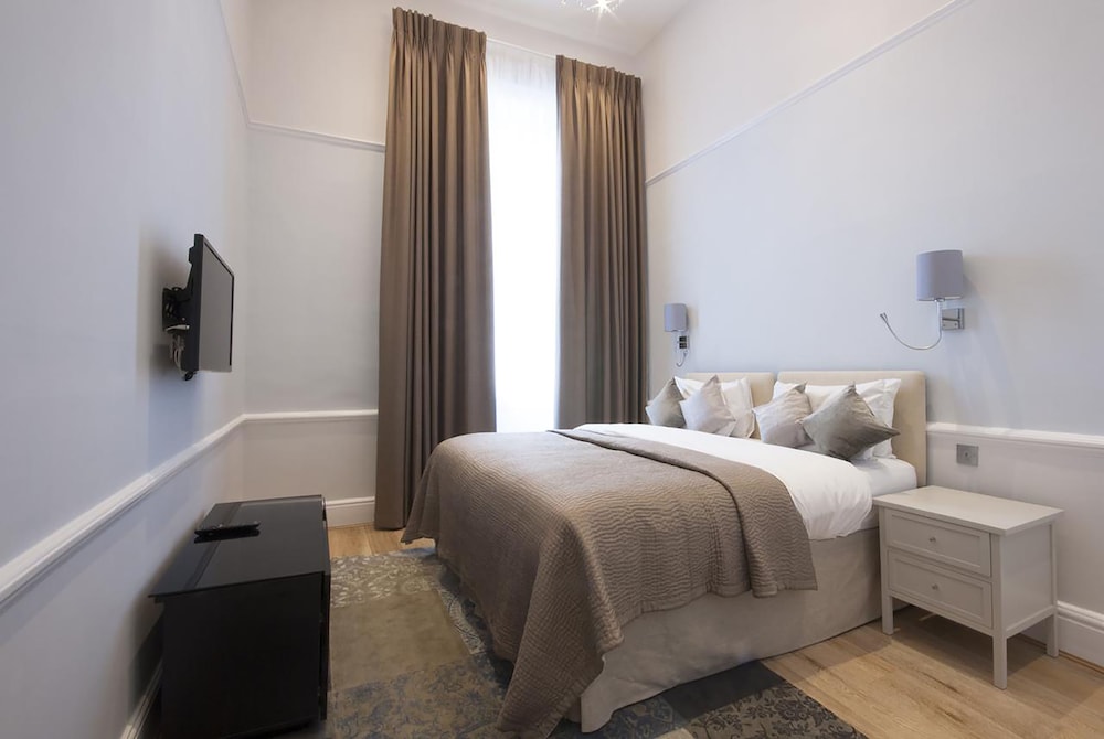 17 Hertford Street 11/42