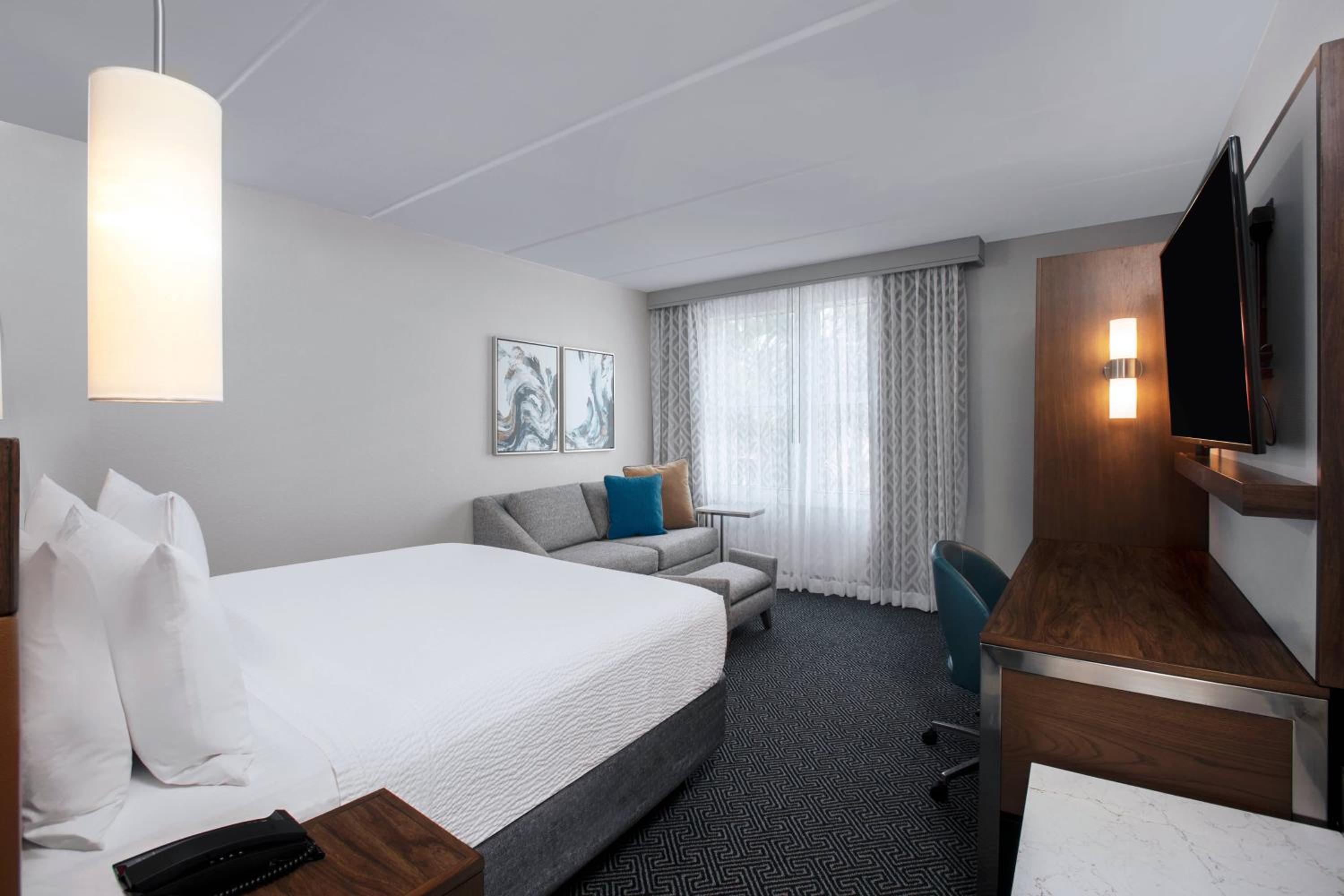 غرفة بسرير كينج مع أريكة بحوض استحمام لذوي الإعاقة، Courtyard By Marriott Miami Aventura Mall 3/10