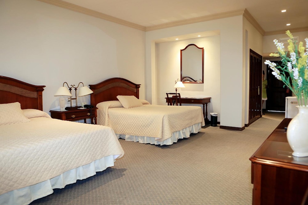 Los Parrales Hotel 9/33