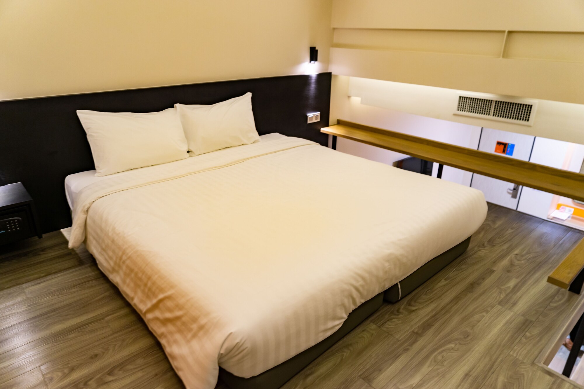 DUPLEX, KING BED