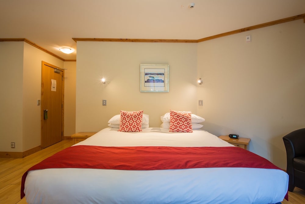 DELUXE, STUDIO, KITCHENETTE