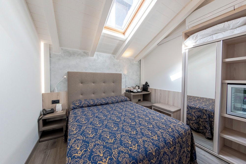 ROOM, SINGLE