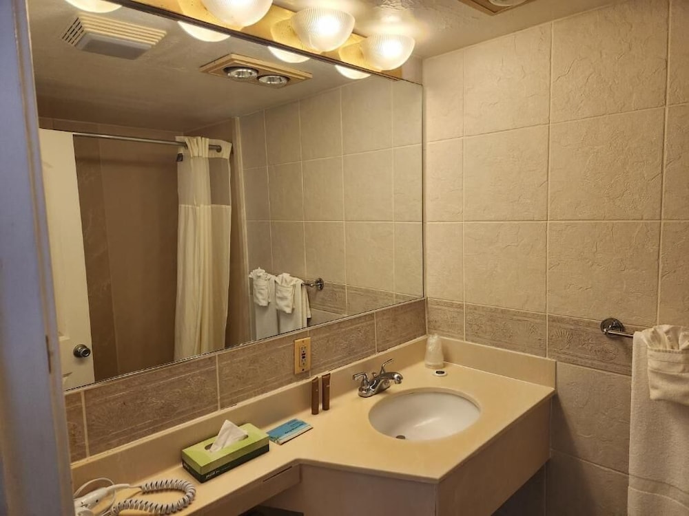Hyannis Travel Inn 42/45