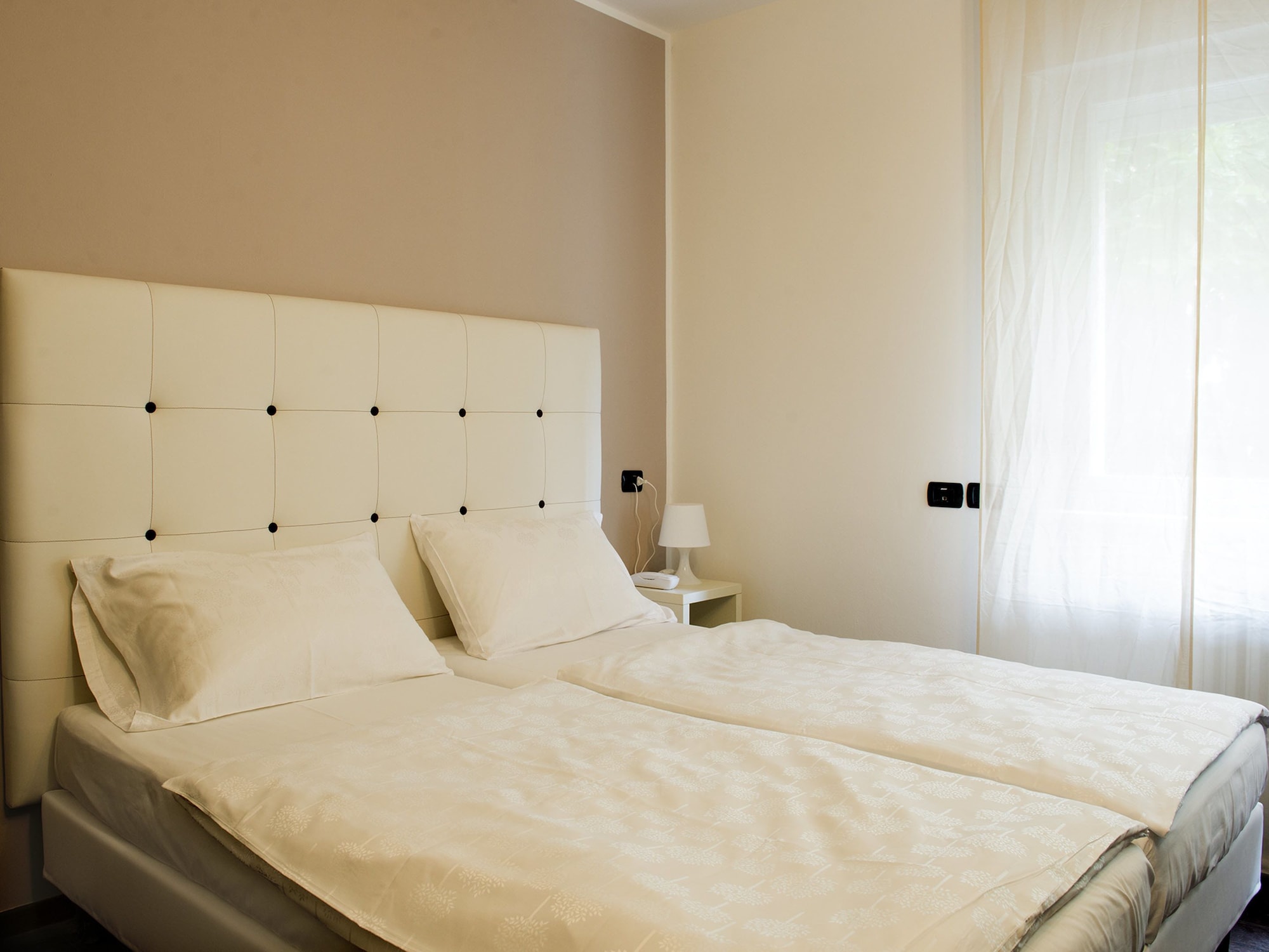 ROOM, DOUBLE OR TWIN BED