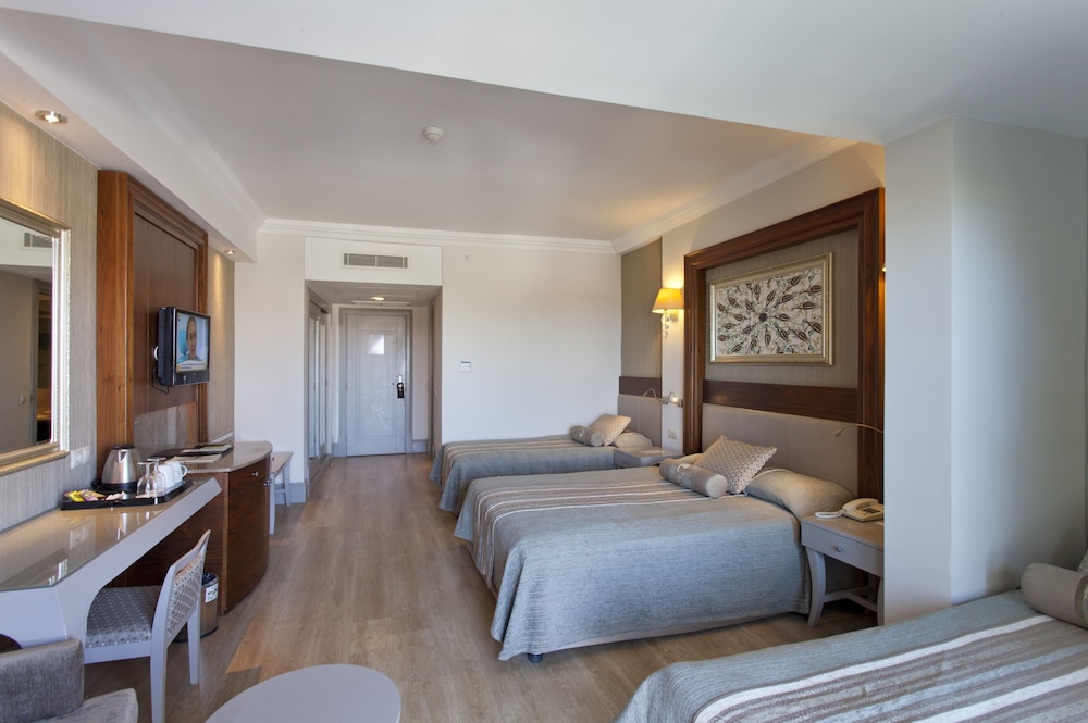 1 Bedroom, Family, Double and Twin Beds