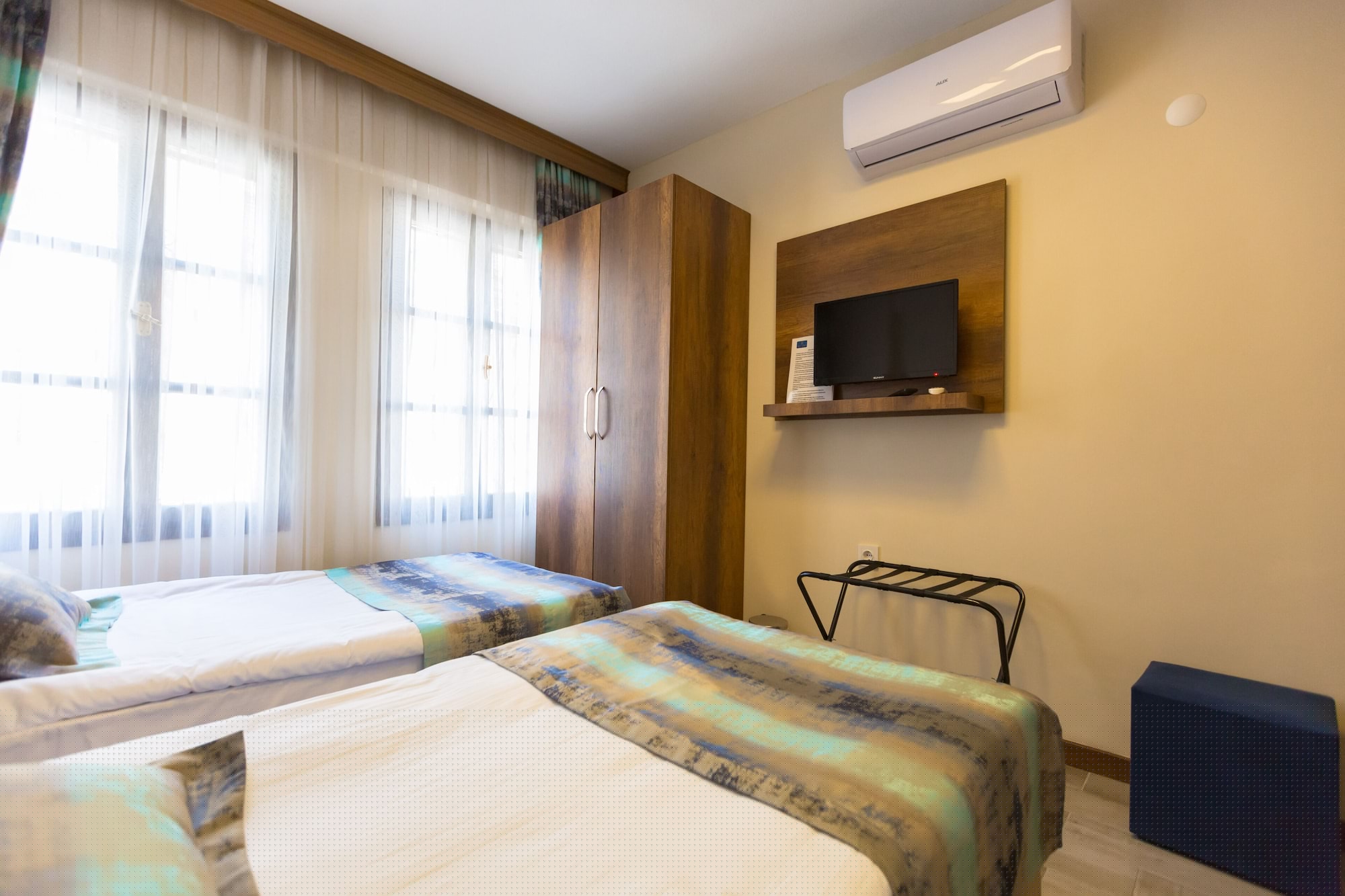 ROOM, TWIN BEDS
