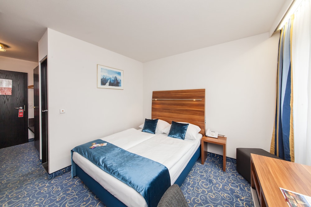 ROOM, QUEEN BED