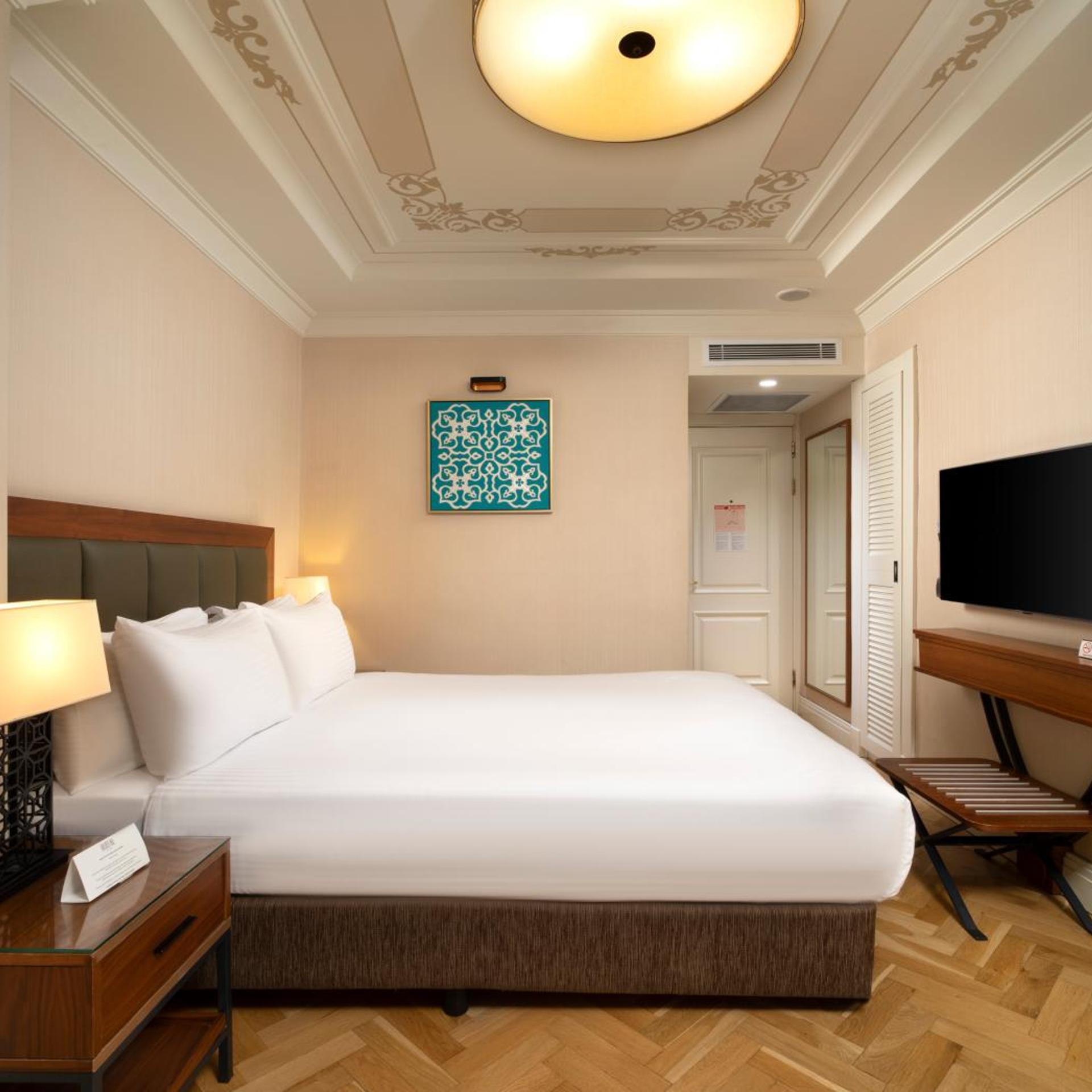 French, Twin Beds, Street View