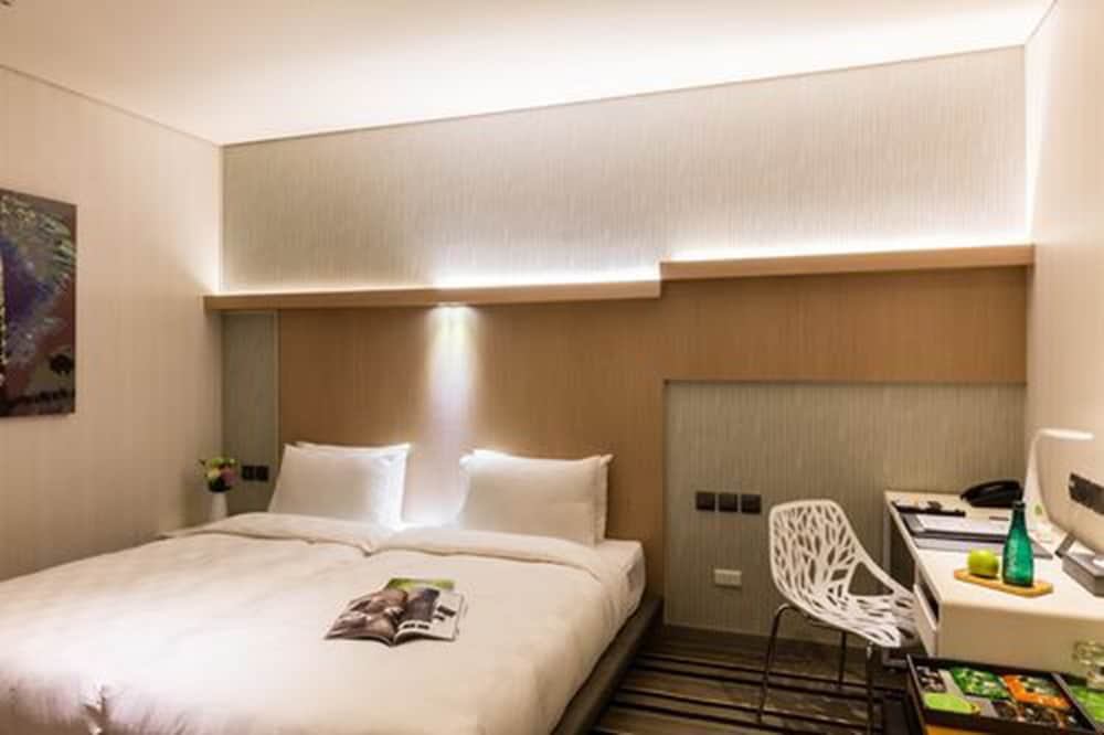 TWIN BEDS, NO WINDOW