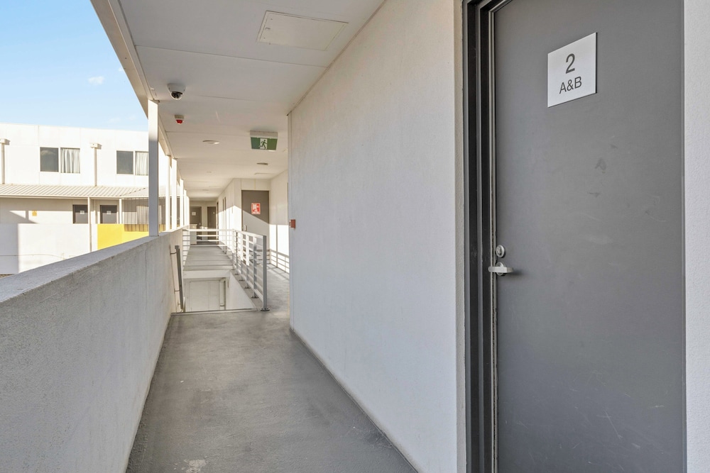 MAWSON LAKES HOTEL 62/64