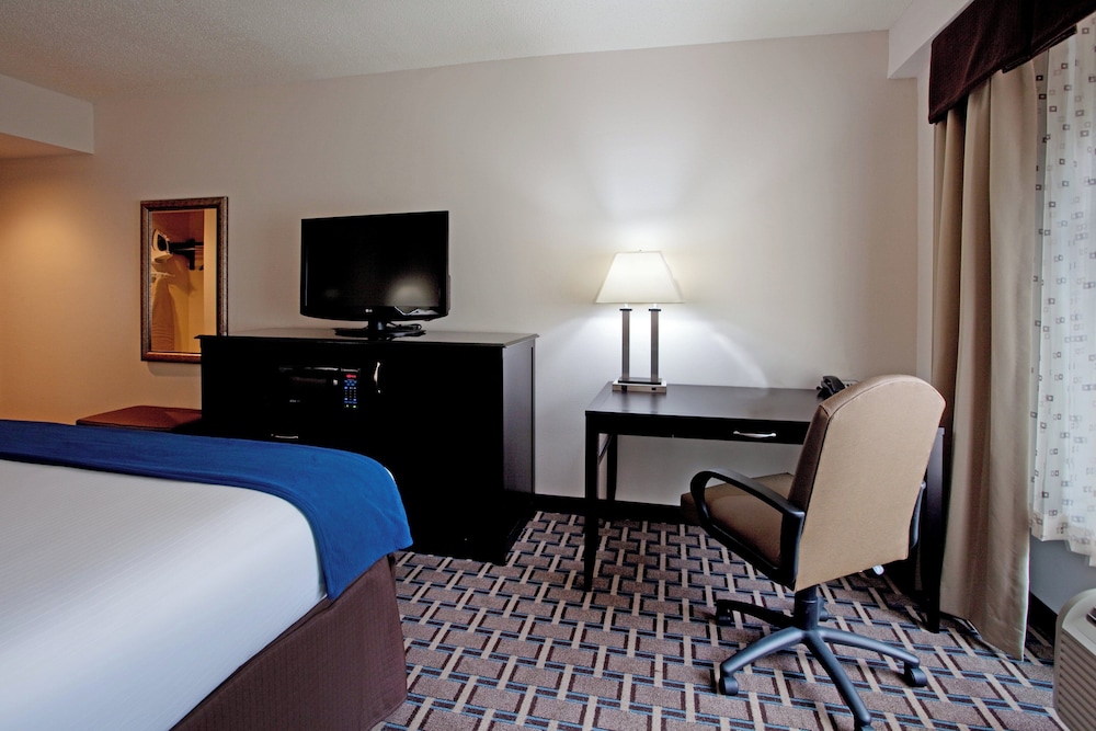 Holiday Inn Express & Suites Hope Mills Fayetteville Airport 34/37