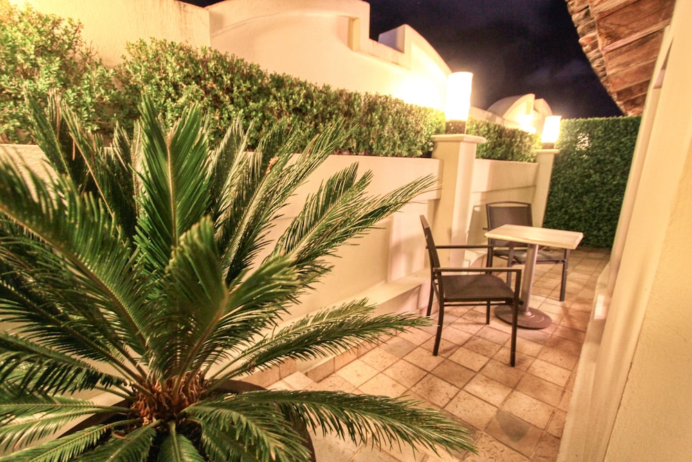 Plaza Gallery Hotel & Boutique 68/70