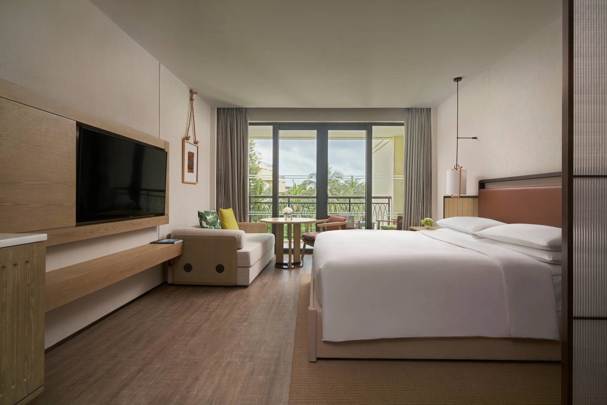 غرفة بسرير كينج بإطلالة على البحر، Marriott Yalong Bay 3/6