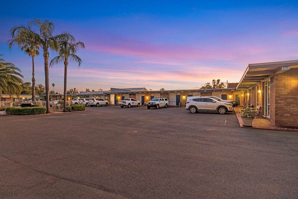 Plainsman Motel 52/63