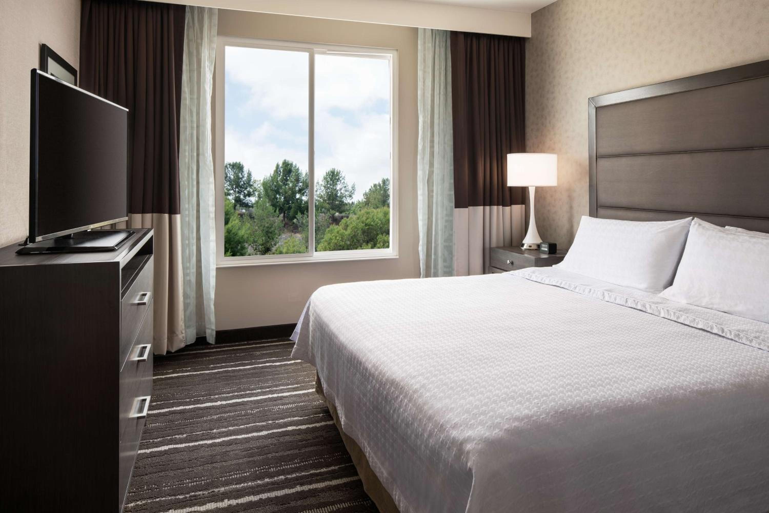 جناح بسرير كينج بغرفة نوم واحدة مع أريكة