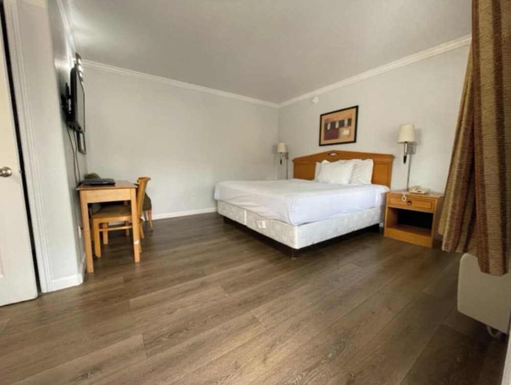 STANDARD, QUEEN BED