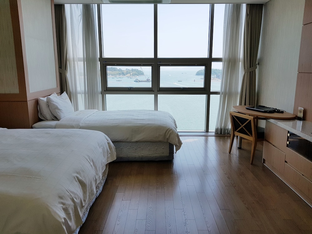 DELUXE, TWIN BEDS, OCEAN VIEW
