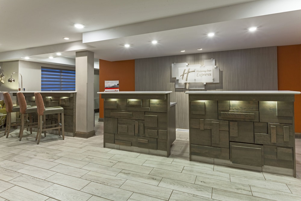 Holiday Inn Express Suites Fredericton 11/76