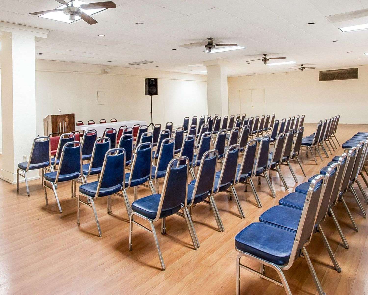 Clarion Inn & Suites University Center 23/27