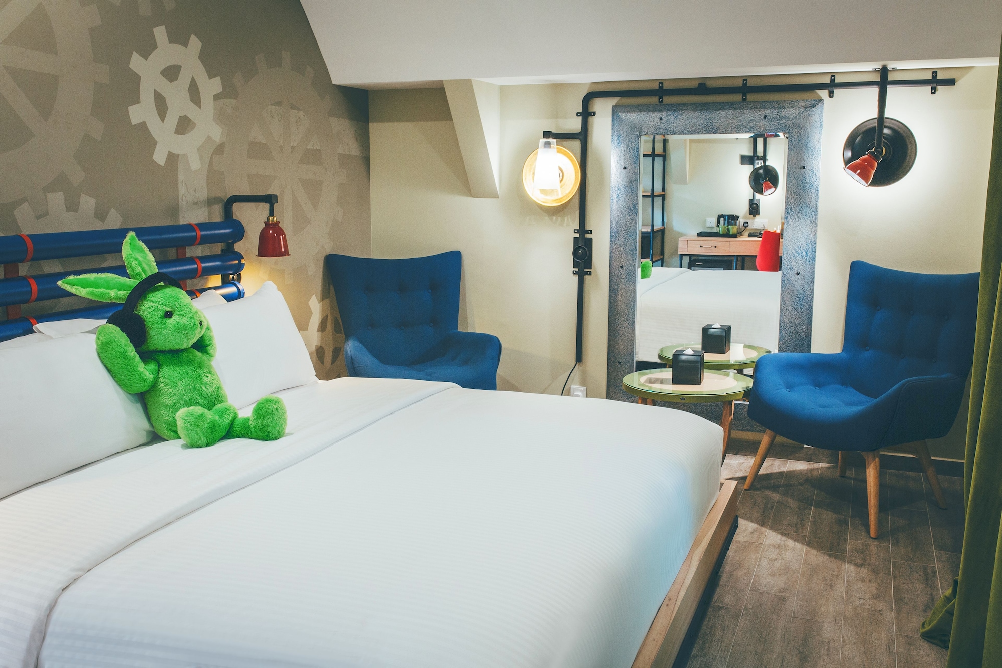 DASH, DELUXE, KING BED, POOL VIEW