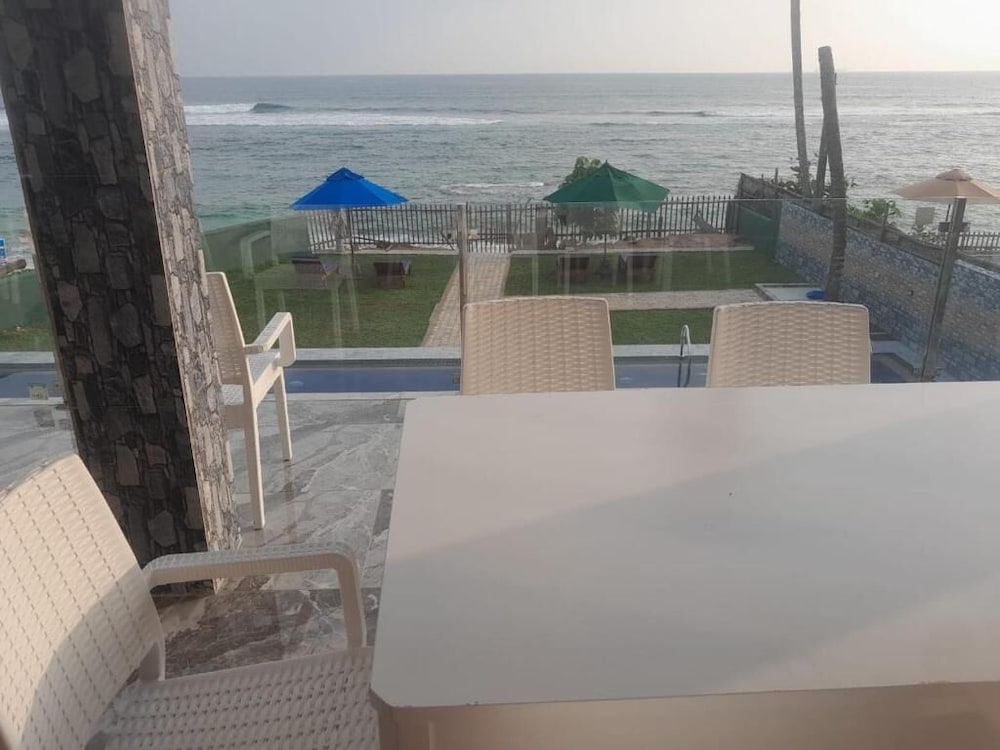 Beach House 37/43
