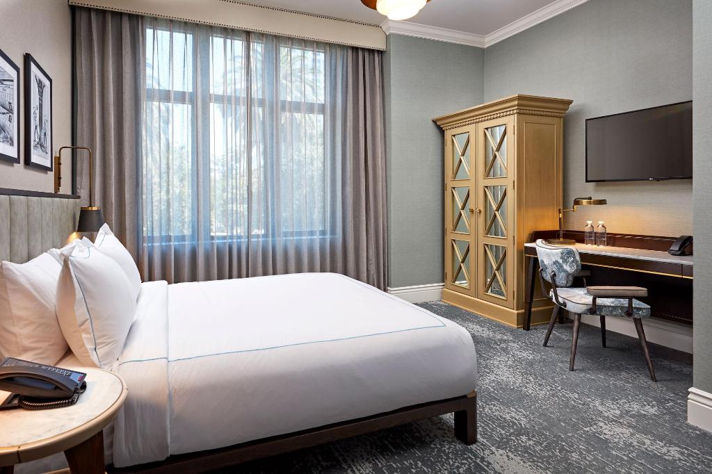 Penthouse Suite, Queen Bed, Sofa, High Floor, Corner