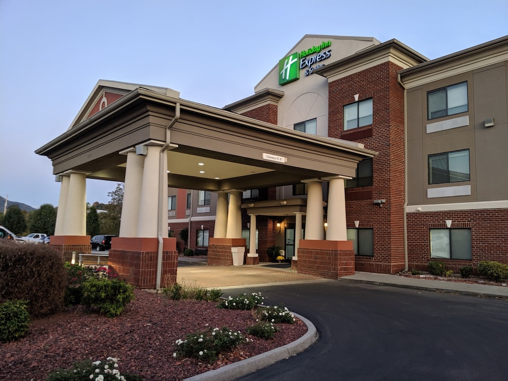 Holiday Inn Express & Suites Claypool Hill (Richlands Area) 1/63