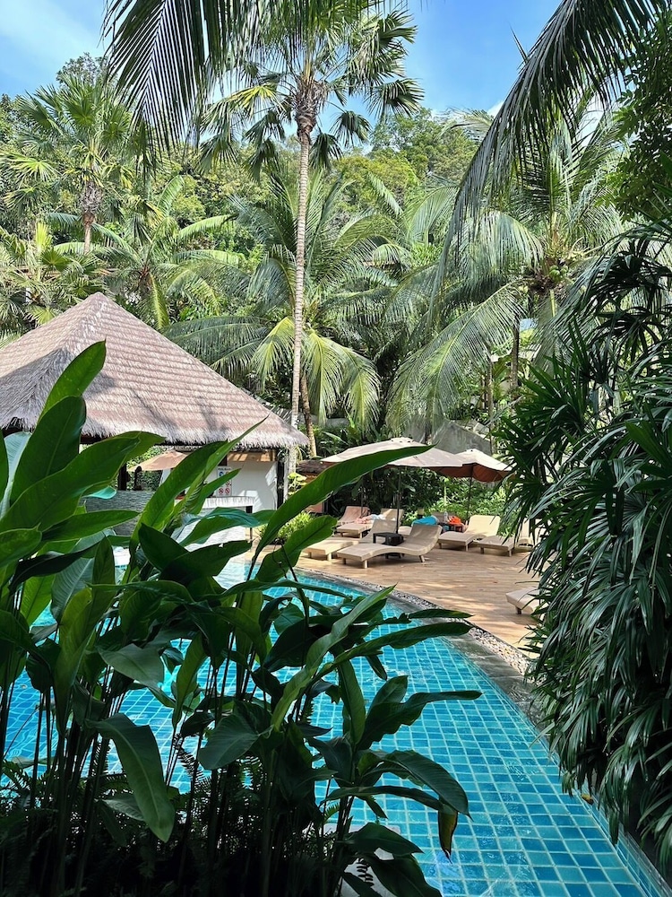 HULA HULA RESORT l truly tropical and fun wellness 87/90