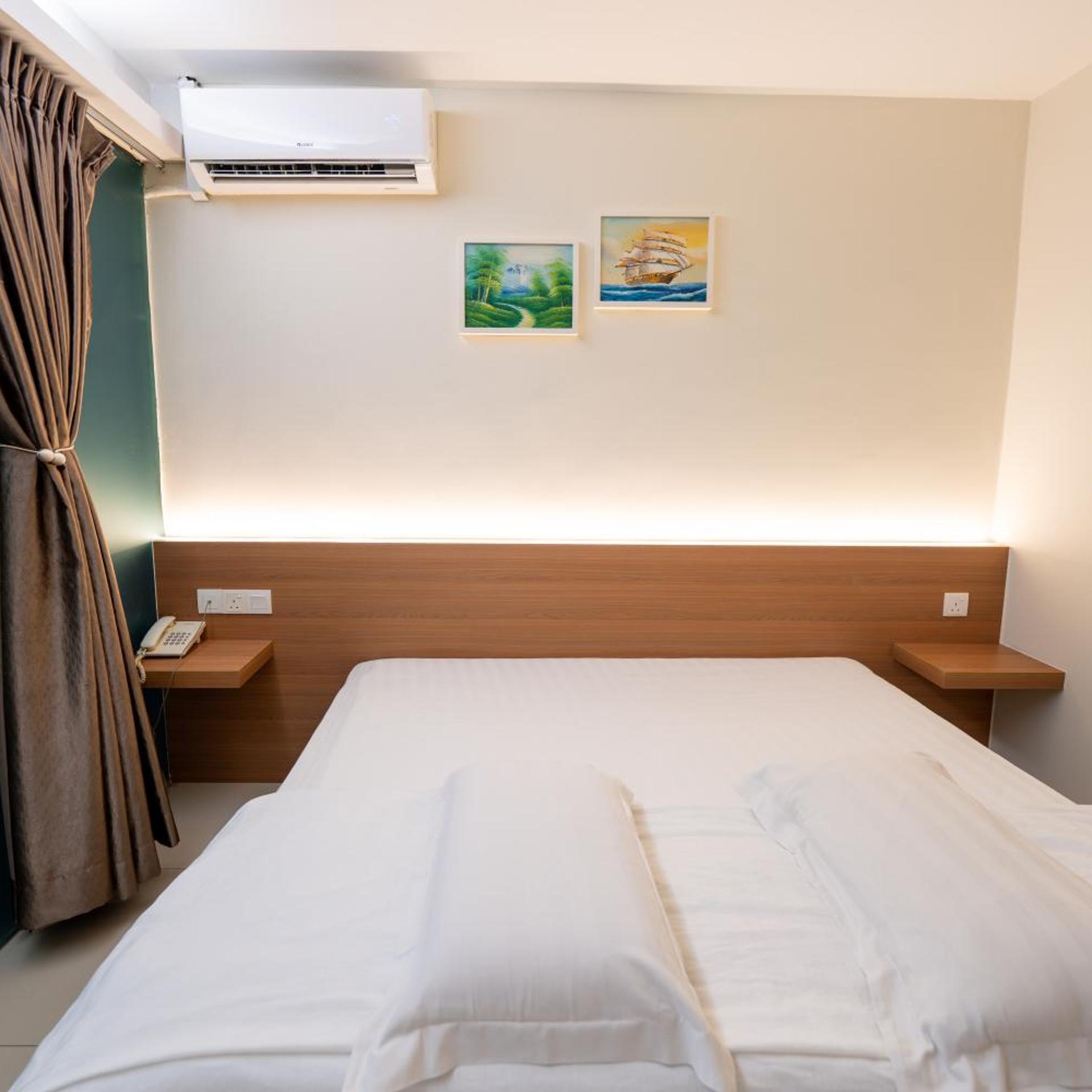 Deluxe, King Bed, No Window