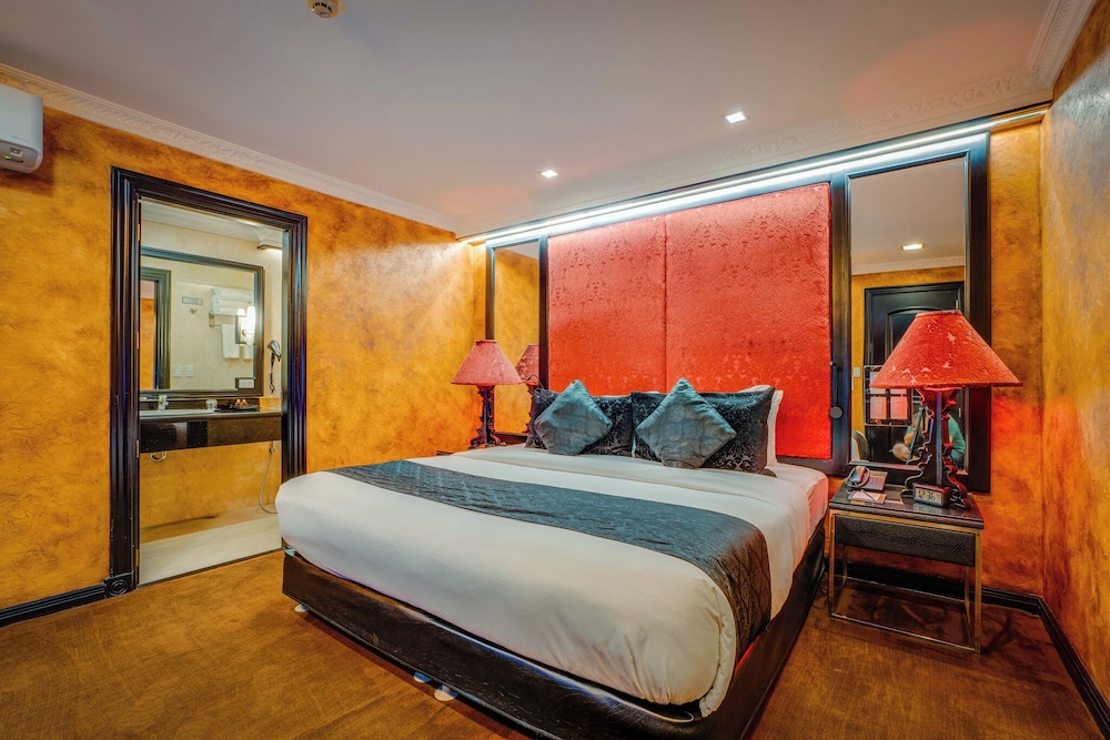 2 BEDROOMS, SUITE, LIVING AREA