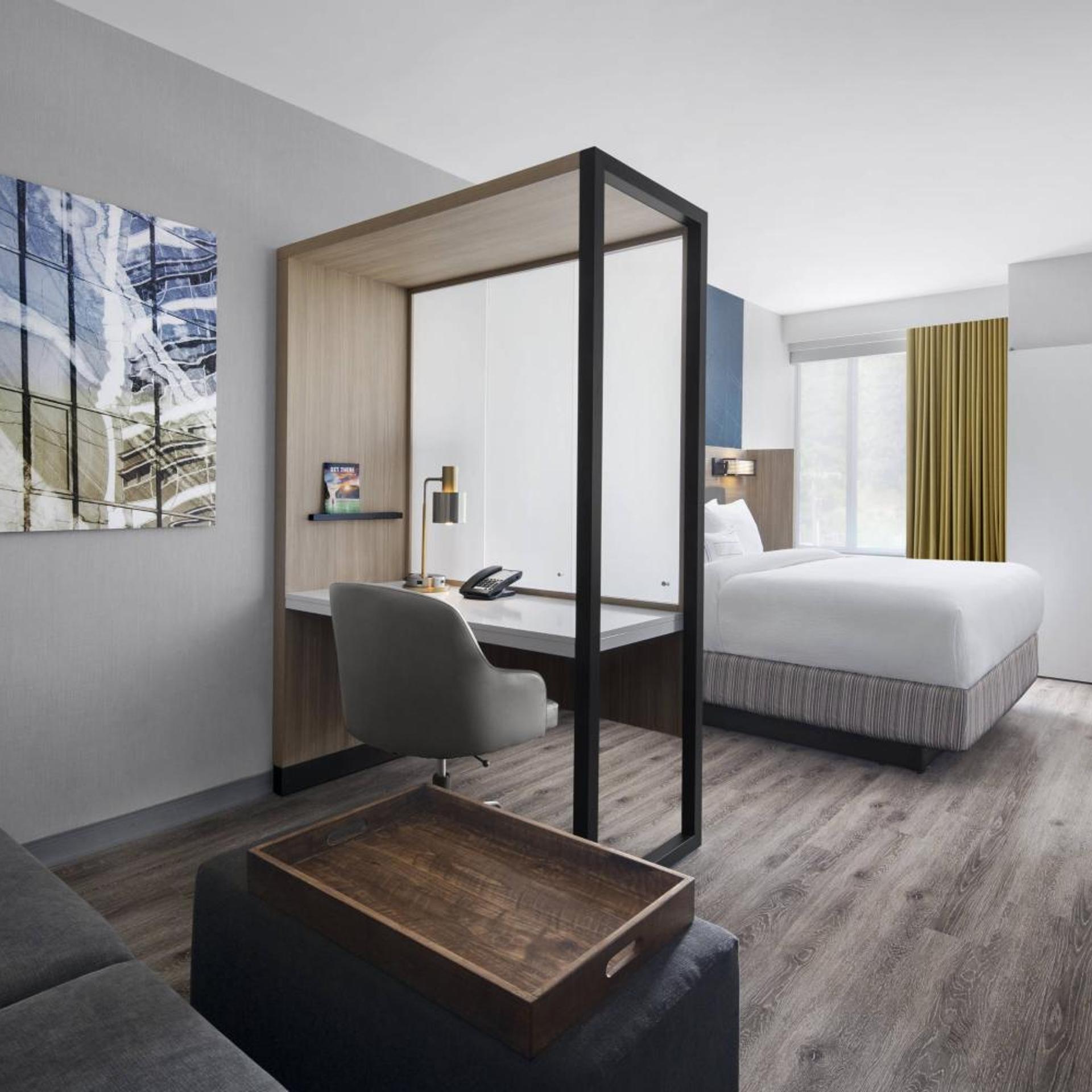 جناح بسرير كينج مع سرير سحّاب إضافي بحوض استحمام لذوي الإعاقة، SpringHill Suites by Marriott Tuckahoe Westchester County 5/10