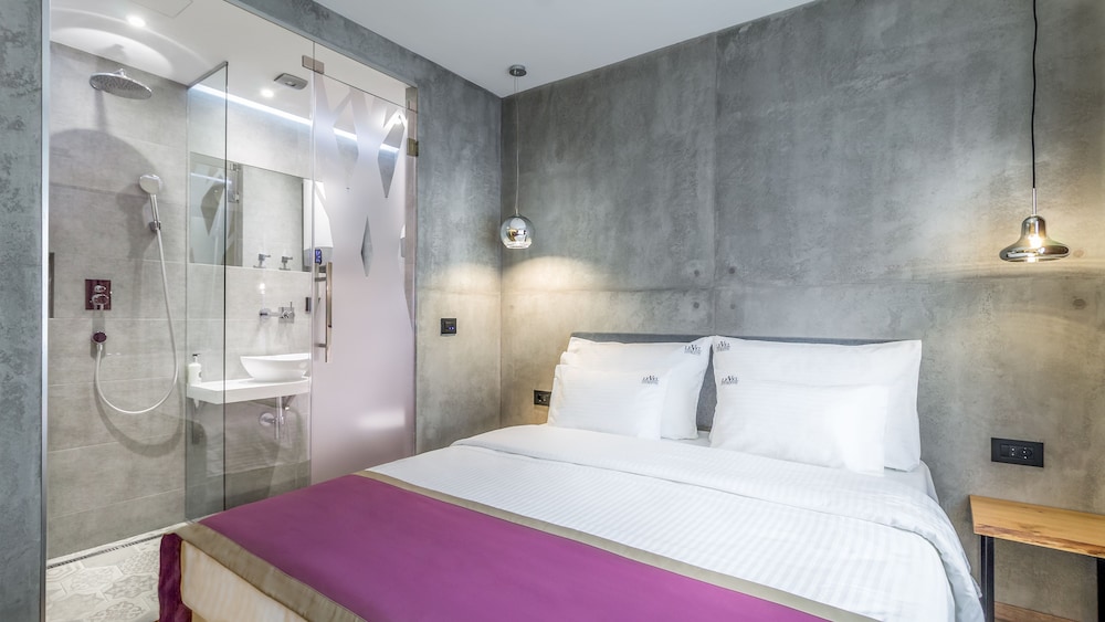 Level Luxury Suites 12/55