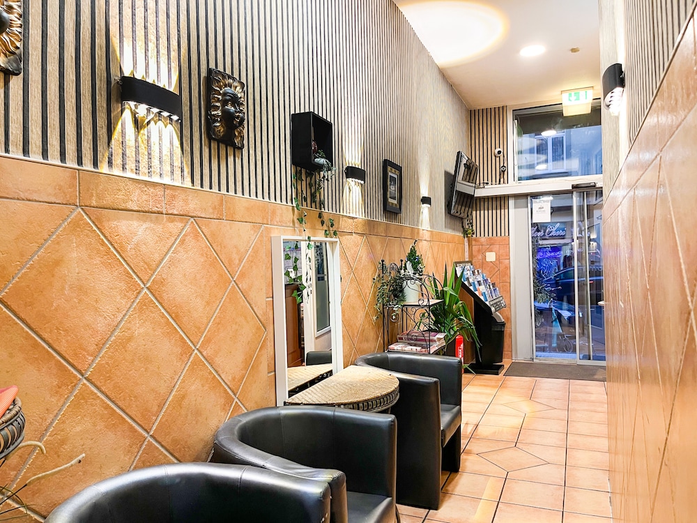 CITY HOTEL WEST 4/39