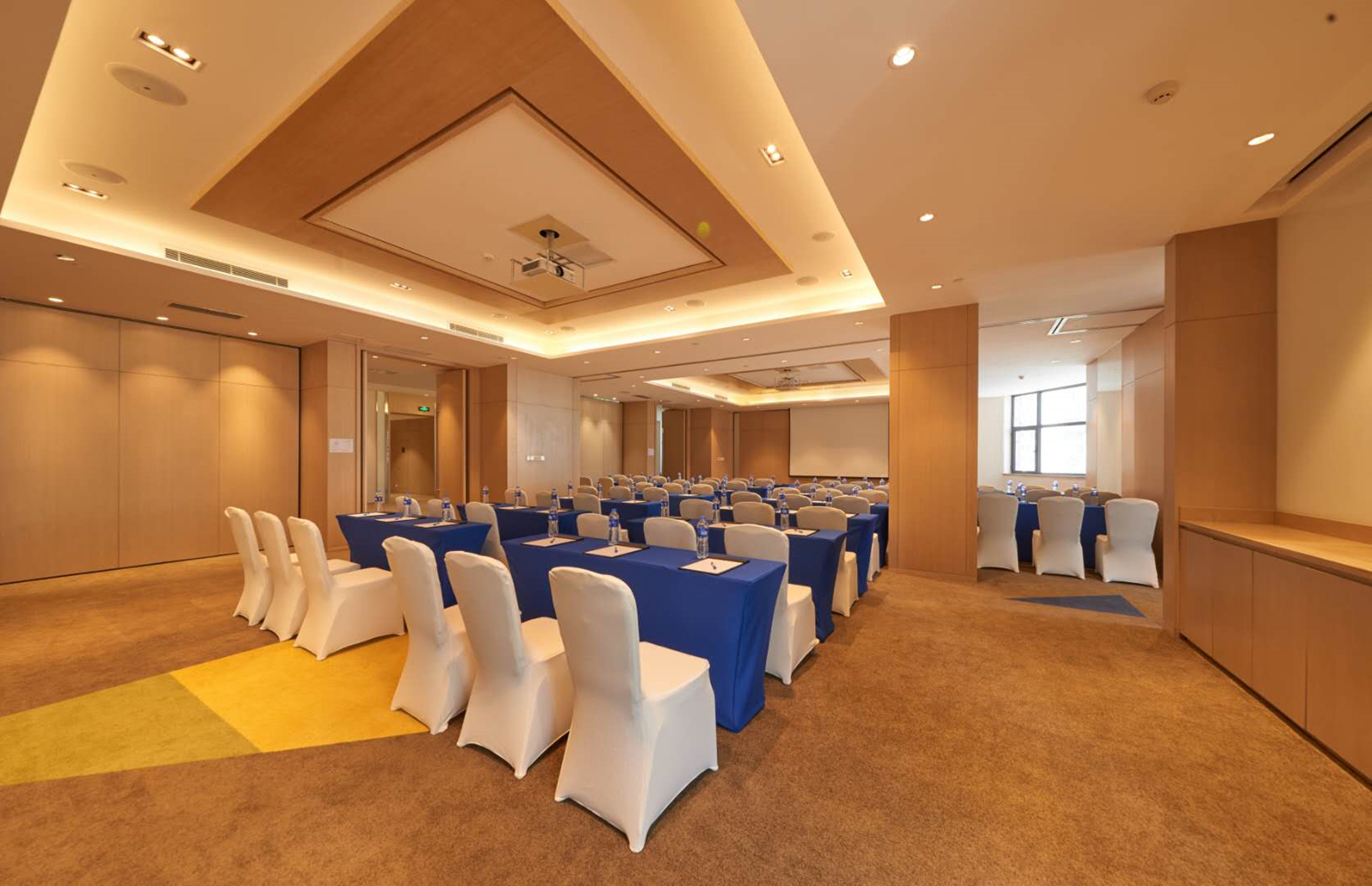 Holiday Inn Express Shanghai Zhenping 34/69