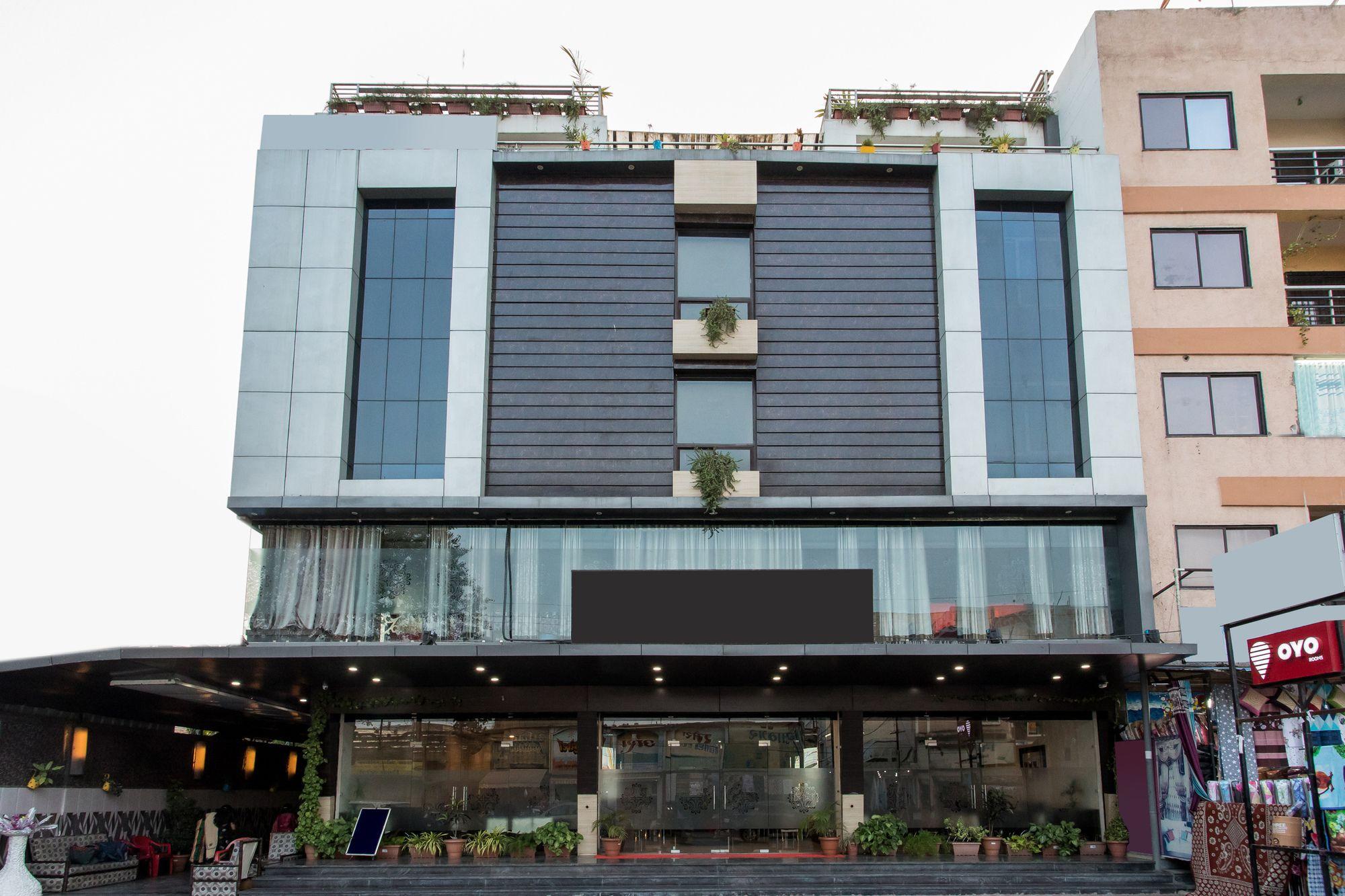Super Townhouse Divya Palace 3/69
