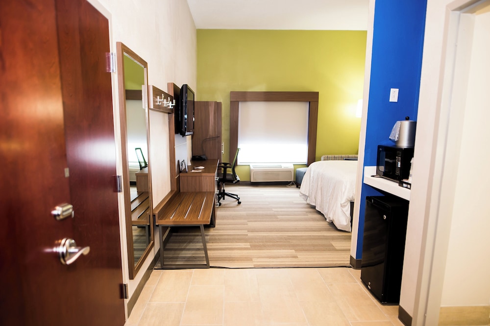 غرفة قياسية بسرير كينج لذوي الإعاقة، Holiday Inn Express Hotel And Suites Statesville 7/8
