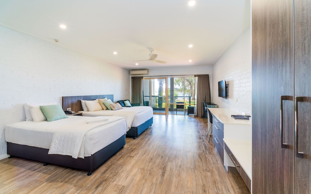 Motel, Premium, Triple, Twin Beds, 1 Queen and 1 Single Bed, Water Front