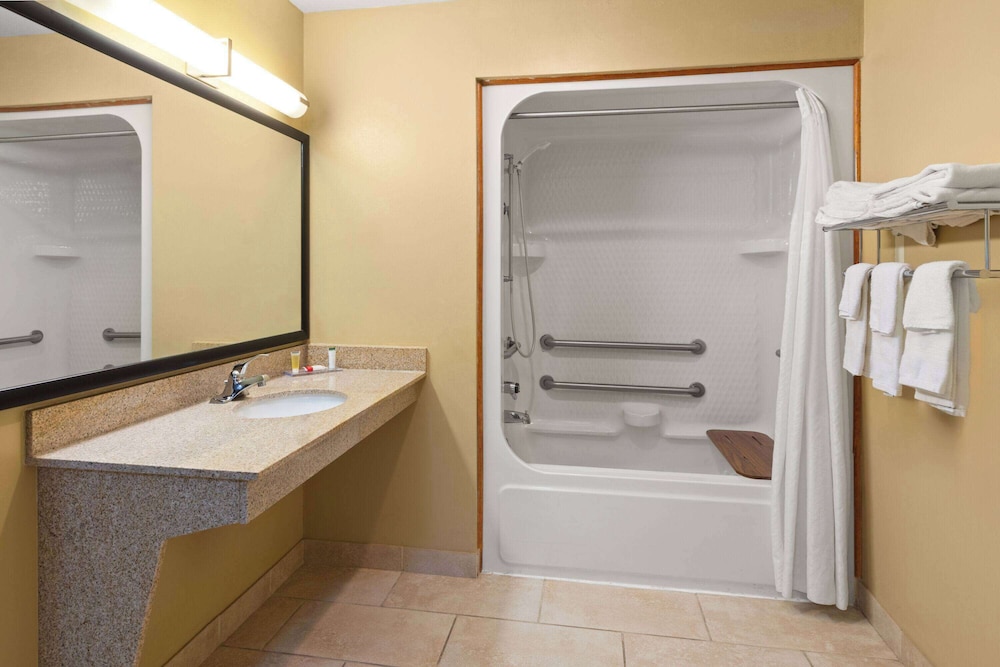 Days Inn by Wyndham Wauseon 47/49