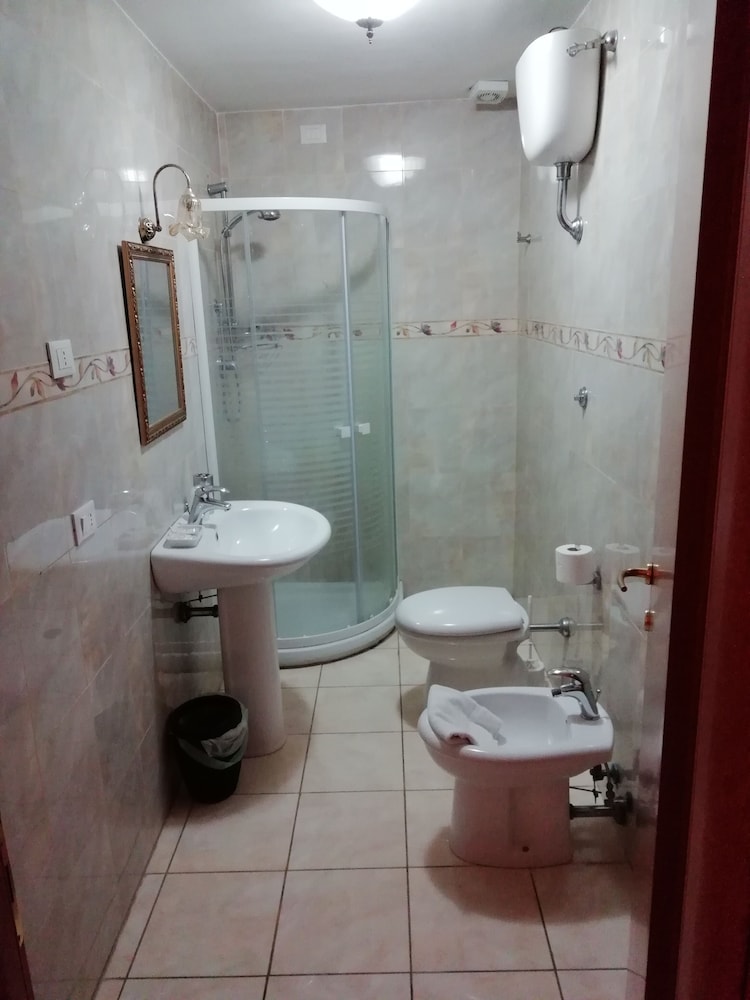 ROOM, QUADRUPLE