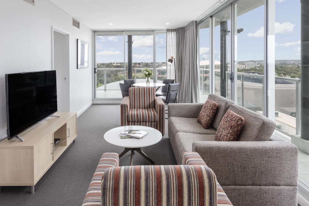 Oaks Embassy Adelaide Suites 38/64
