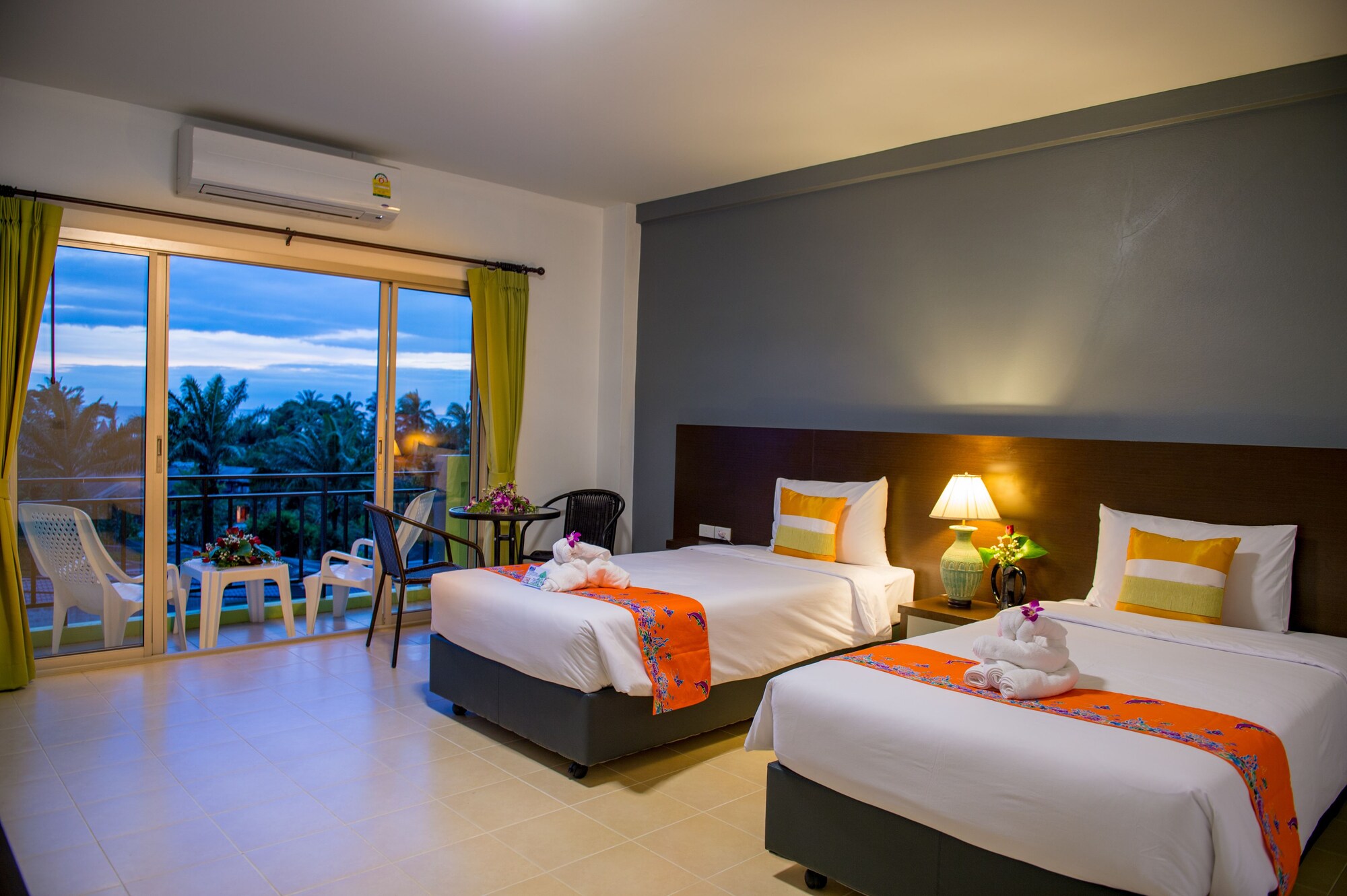 DELUXE, TWIN BEDS