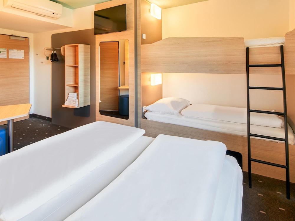 Room, Quadruple, Bunk Bed, Queen Bed, B&B Hotel Darmstadt 3/7