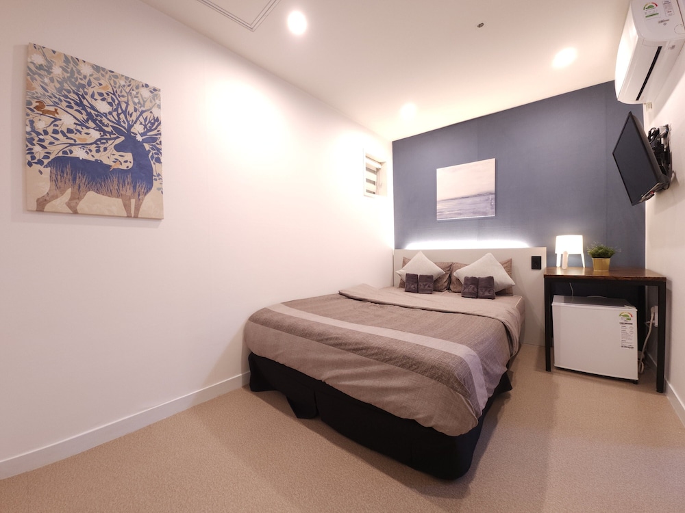 ROOM, DOUBLE BED