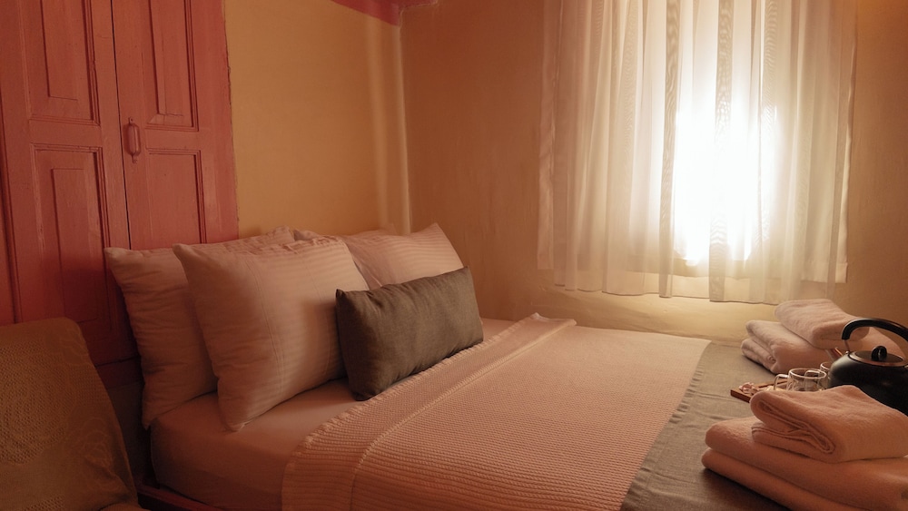 ROOM, DOUBLE BED