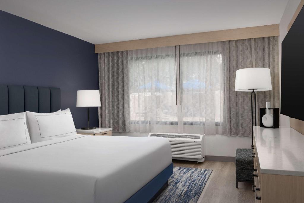 2 ROOMS, SUITE, KING BED